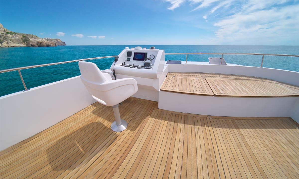 sea-and-yacht-flybridge-open-deck-modern-and-luxu-2025-02-22-05-03-14-utc